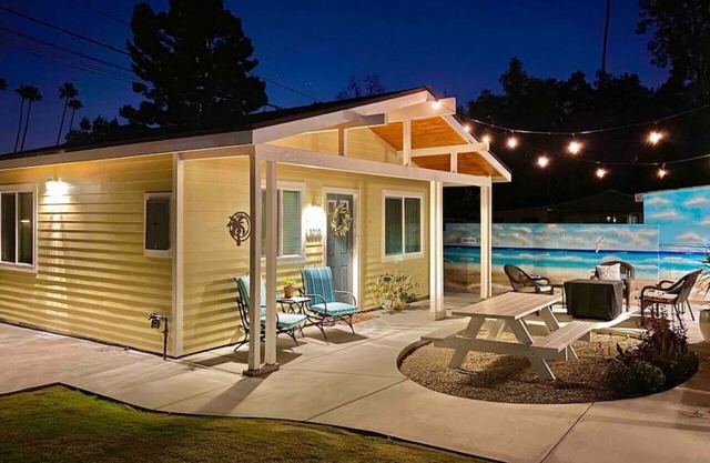 SoCal Daze, a Cozy Bungalow + Parking, Patio, BBQ