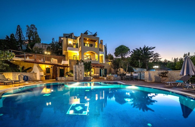 Sofia-Thomas 6BD with Private Pool, near to sandy beach