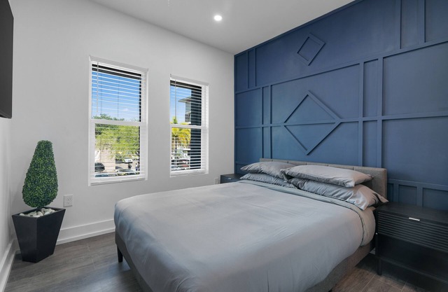 SoHo/Hyde Park Luxury 1 BR Apt