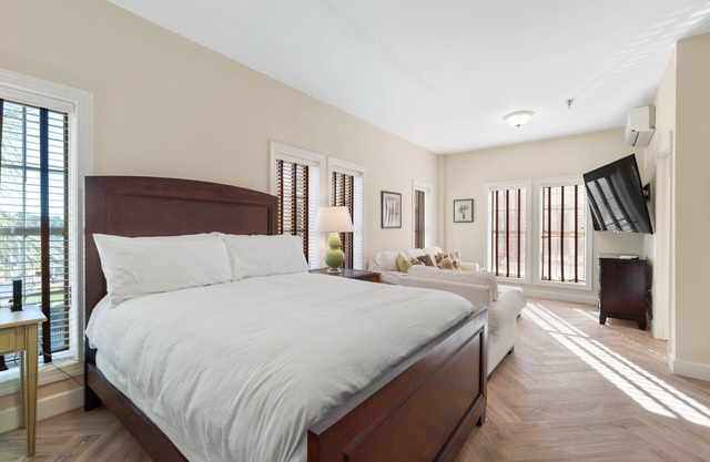"Sol Mate" #239 Studio Sleeps 4
