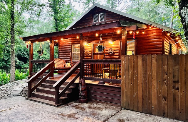 “Sol Shack” Hot tub! Pet Friendly! Central to Hochatown, state park, and river!