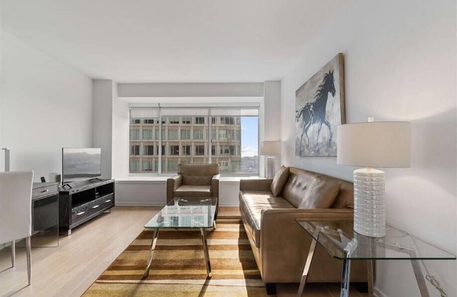 SoMa 1 BR | Desk + Wi-Fi | Outdoor Lap Pool