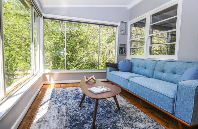 SOMMER COTTAGE : Bright