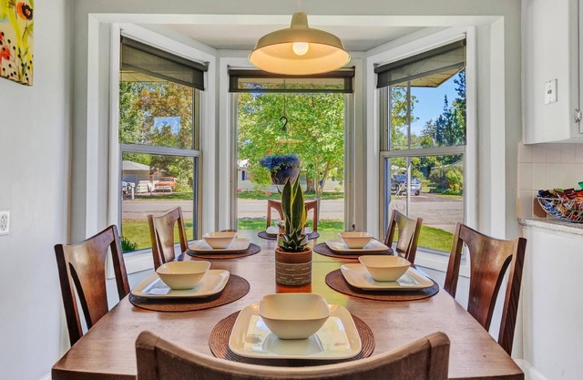 Songbird Cottage-HUGE Backyard-15 Min To Downtown-Pet & Fam Friendly-5-Star Beds