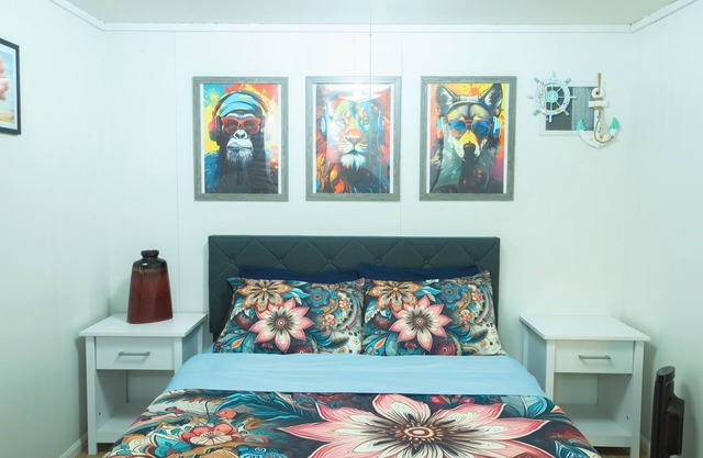 Soothing cabin with WiFi in Fairbanks with big parking lot and convenience