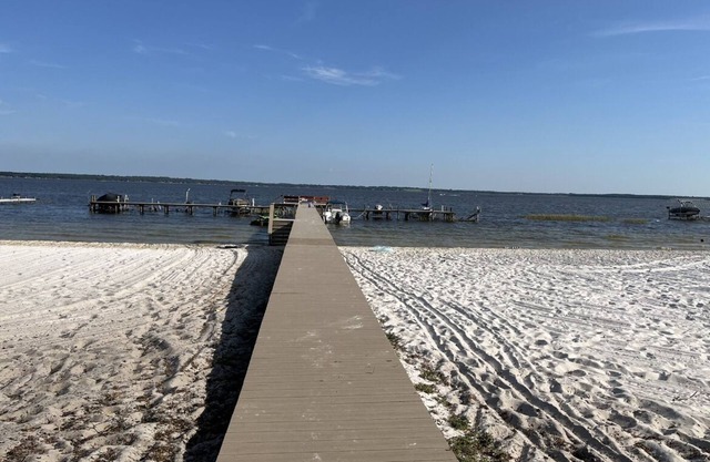 Soothing spring fed lakefront cottage with AC in charming Ocklawaha