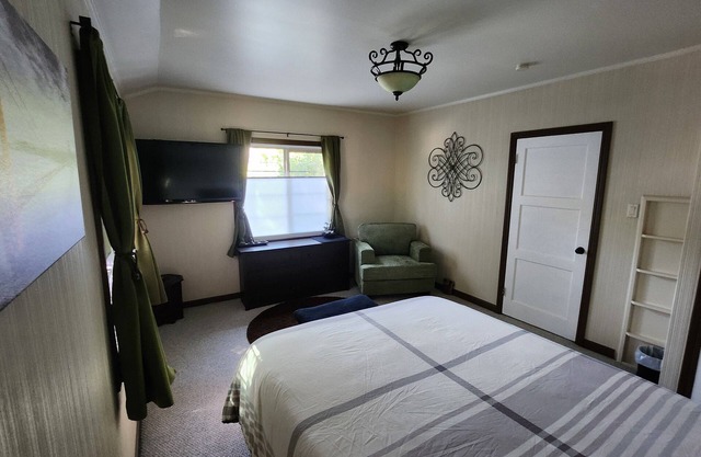 Soothing townhome with fitness room in San Mateo. 10 mins from sfo airport.