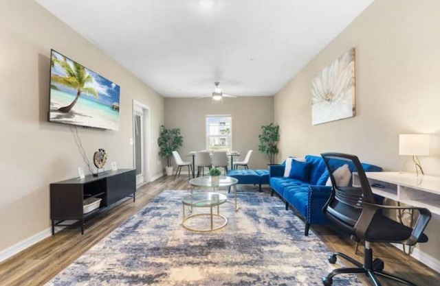 Sophisticated 3BD/2BA Retreat: Pool, Gym, Laundry