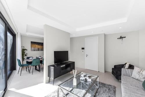 Sophisticated & Spacious Luxe 5BR Home