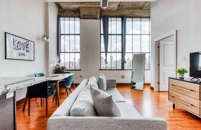 Sosuite 2BR Penthouse w W D Gym On-site Bar