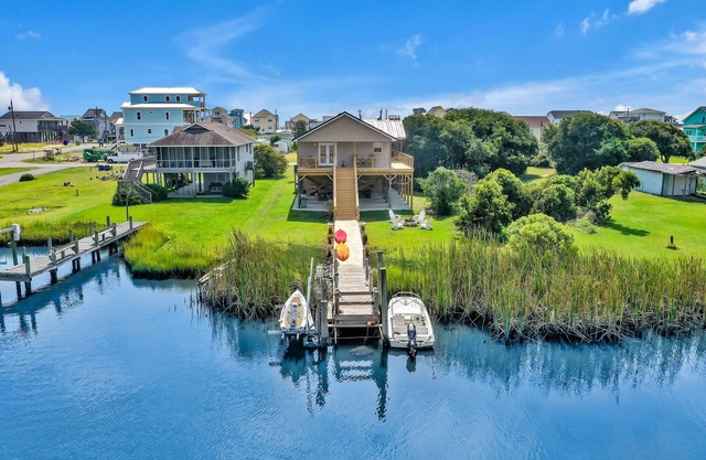 Sound front cottage- Sunsets, private dock & 2 min walk to beach.