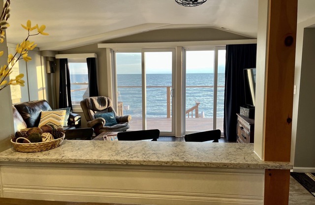 South of 42 - Point Pelee beachfront cottage