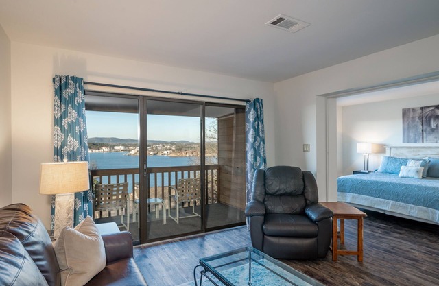 South Shore 1 Bdrm! Lake View! Mini-Golf! Hot Tub, 2 Pools, Pickleball, Tennis!