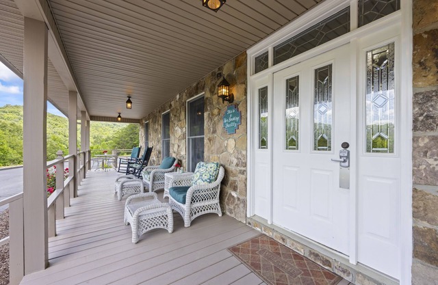 Souther Country Lodge - 200 Acres with mtn view!