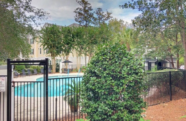 Southern Charm Charleston Condo, Close to Downtown and Folly Beach!!!