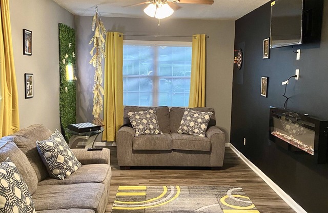 Southern Charm Sav 3BR/1.5 Bathroom