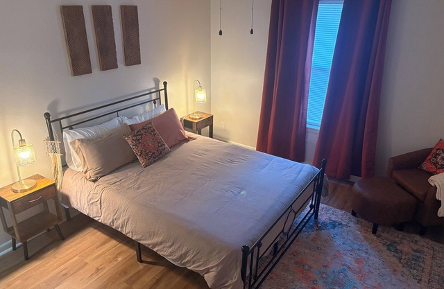 Southern Comfort – 2BR/2BA Family & Pet Friendly Charm w/Parking
