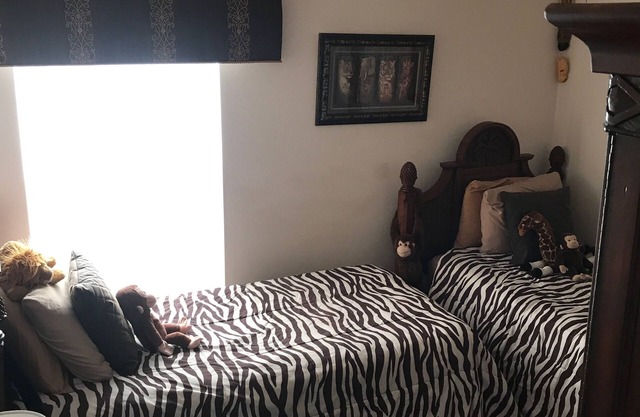 SOUTHERN COMFORT! Comfy, FUN. SOUTH face Pool w/Colored Light Grill 4/3.