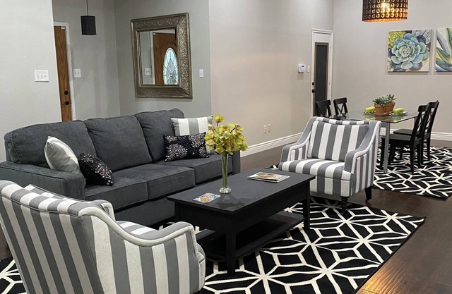 Southern Comfort in Convenient Quiet Neighborhood w/hot tub