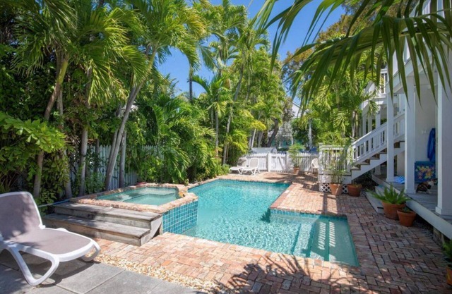 Southernmost Seclusion, central to Old Town hot spots. Pool, balconies, parking