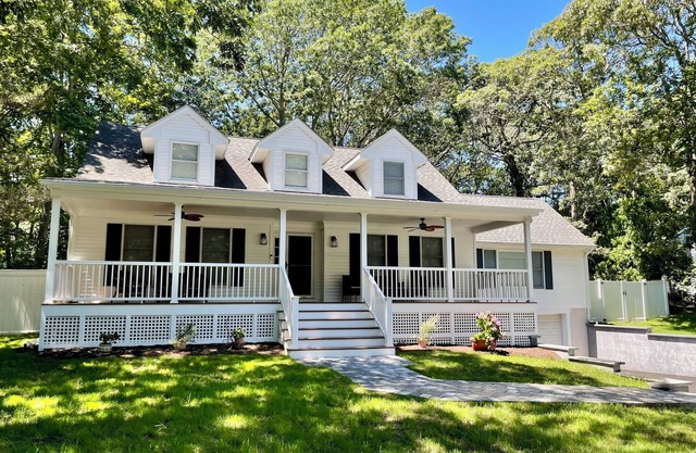 Southold, NY- Heart of North Fork Wine Country and Minutes From The Beach