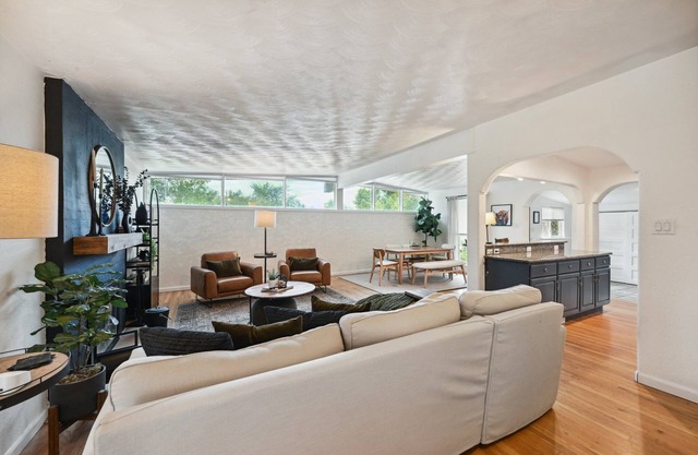 Southwest Mid-Mod 5BR w/Big Yard, Hot Tub, Fireplace, A/C, WIFI, and Kitchen