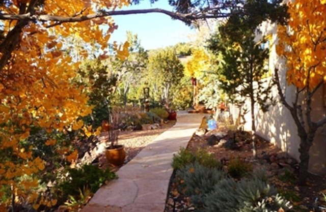 Southwestern Gem, 4 BR, Mtn/Sunset View, AC, Hot Tub, WIFI, Great Location