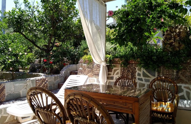Spaceful apartment with veranda 'n garden