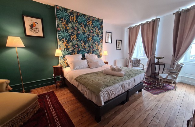 Spacieuse Chambre avec Lit King-Size, Salle d'Eau Privative et Petit-Déjeuner Inclus