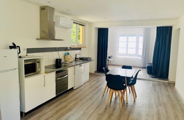 Spacious F2 with Terrace, Garden, and WiFi in City Center, 50m from Thermal Baths