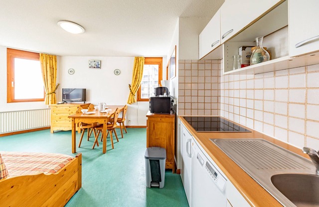 Spacious 2-BR Apartment for 7 with Balcony, Near Slopes and Shops