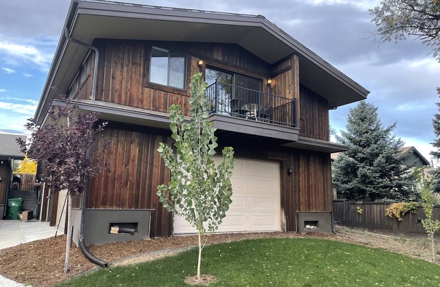 Spacious, 1 BD guesthouse, w/free parking