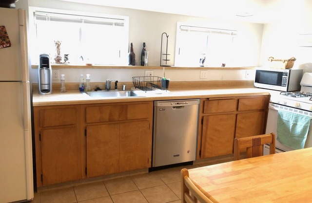Spacious 1 bed/1bath ground floor apt in duplex