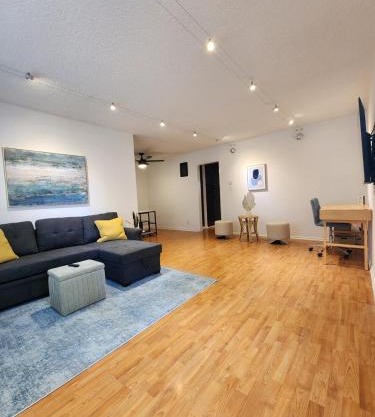 Spacious 1 bedroom 1 bath condo with parking