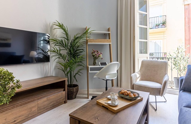 Spacious 1-Bedroom Apartment in Central Malaga with French Balcony and High-Speed WiFi