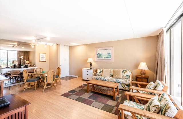 Spacious 14th Floor Corner Suite, Partial Diamond Head and Ocean Views, FREE Parking!
