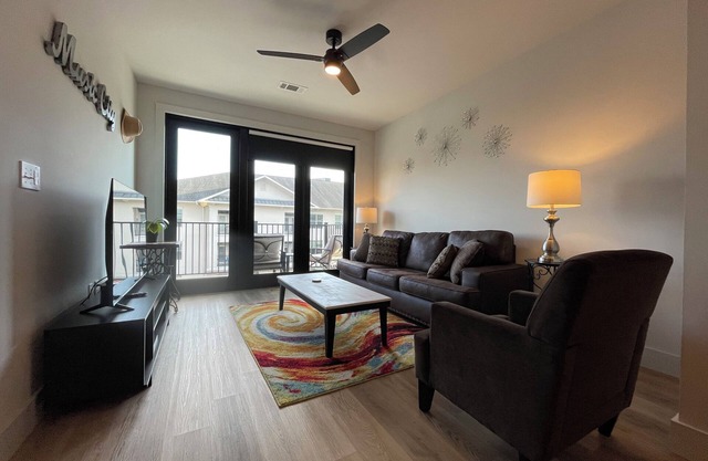 Spacious 1BR w Sleeper Sofa and Pool/Gym-Walk to Vandy-Minutes to Broadway
