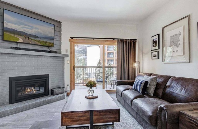 Spacious 2-bed, 2-bath Mountainwood 301 condo in Breckenridge, sleeps 8 guests.