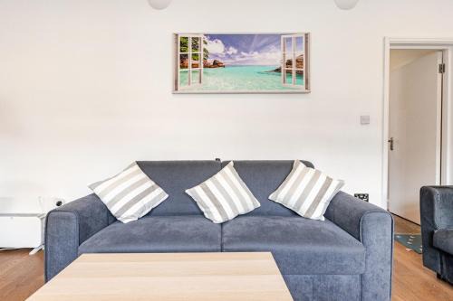 Spacious 2 BED 2 BATH Apartment with FREE PARKING for 2 cars and underground station Zone 2 for quick access to Central London up to 10 guests