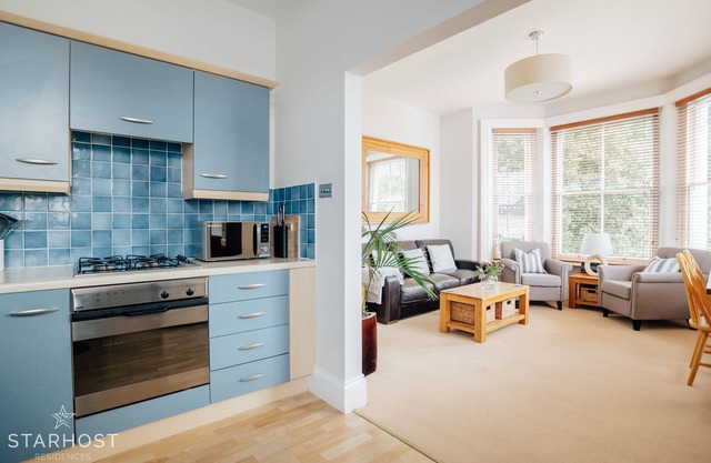 Spacious 2 Bed Apt in Westbourne with Beach Hut Access