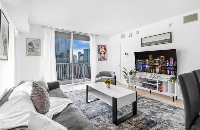 Spacious 2 Bed Unit in Brickell with Free Parking