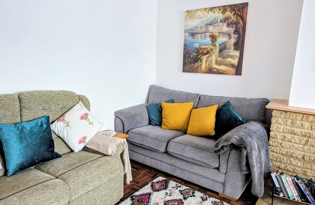 Spacious 2 Bedroom Bungalow. Train connections to London Brighton and Chichester