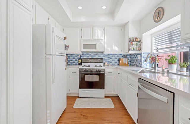 Spacious 2 Bedroom plus Office Townhome - Apr-Jul