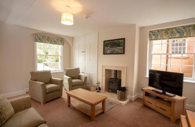 Spacious 2 bedroom apartment in Netherby Hall