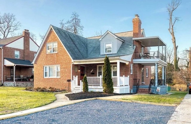Spacious 2-bedroom apartment with WiFi, AC in charming Baltimore