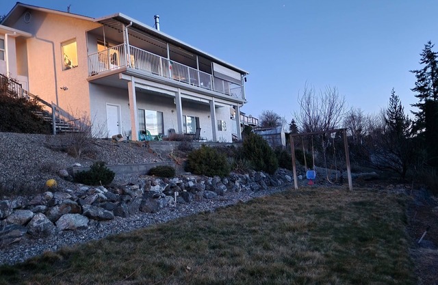 Spacious 2 bedroom suite near Wood Lake with a view. Family/pet friendly!