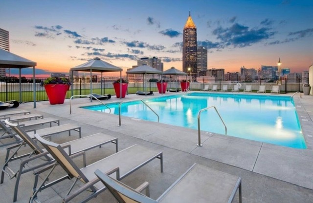 Spacious 2 Bedroom Condo Downtown w/ Rooftop Pool