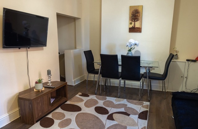 Spacious 2 Bedroom House Manchester