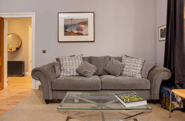 Spacious 2 Bedroom House Near The Meadows