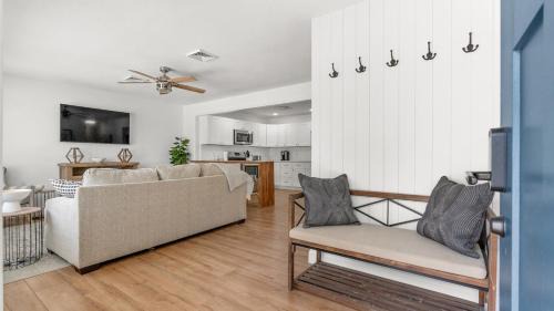 Spacious 2 bedroom just a 2 min walk to the beach!